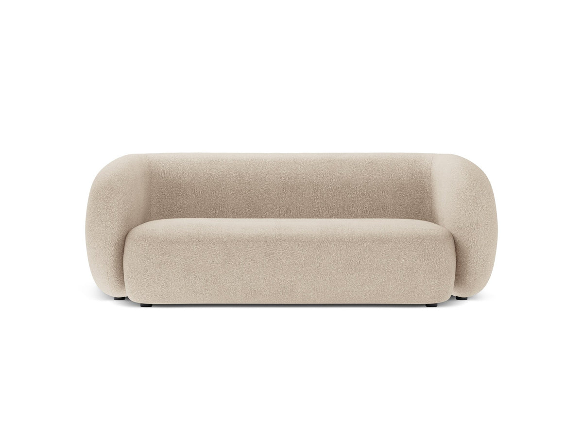 Weisses 4er Sofa Kate von Micadoni mit strukturiertem Bouclé-Stoff, schwarzen Kunststoffbeinen und breiter Sitzfläche.