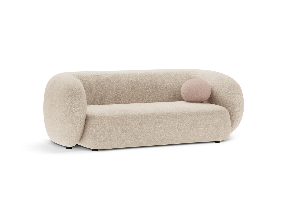 Weisses 4er Sofa Kate von Micadoni mit strukturiertem Bouclé-Stoff, schwarzen Kunststoffbeinen und breiter Sitzfläche.