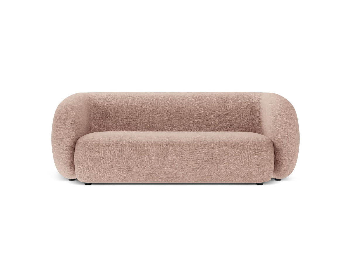 Weisses 4er Sofa Kate von Micadoni mit strukturiertem Bouclé-Stoff, schwarzen Kunststoffbeinen und breiter Sitzfläche.