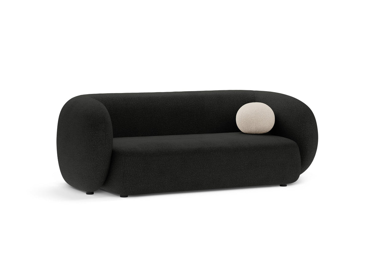 Weisses 4er Sofa Kate von Micadoni mit strukturiertem Bouclé-Stoff, schwarzen Kunststoffbeinen und breiter Sitzfläche.