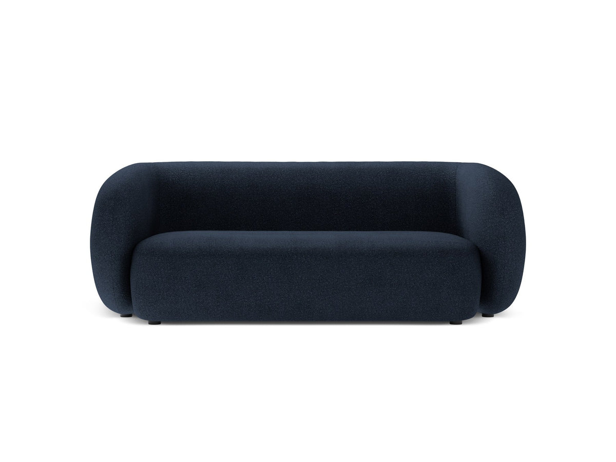 Weisses 4er Sofa Kate von Micadoni mit strukturiertem Bouclé-Stoff, schwarzen Kunststoffbeinen und breiter Sitzfläche.
