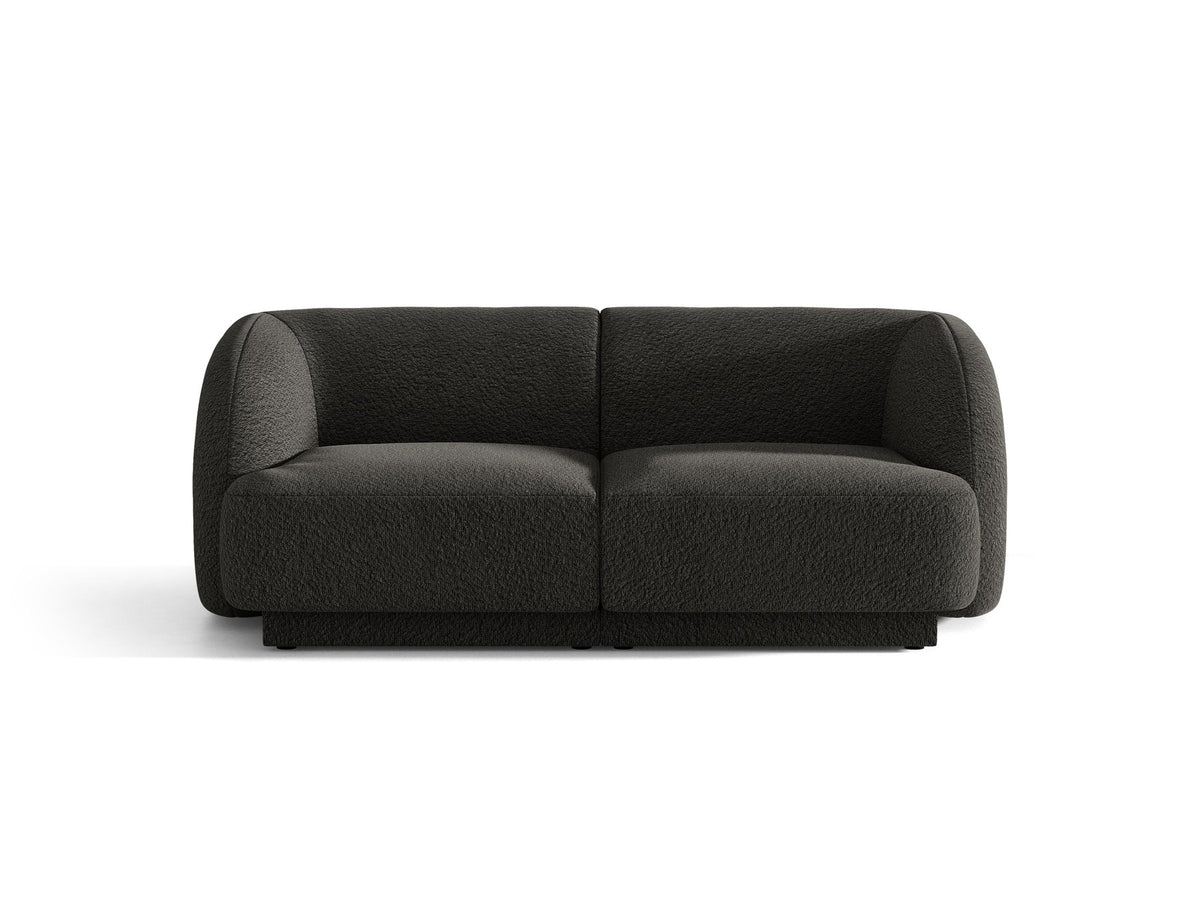 Dunkelbeiges 2er Sofa Miley von Micadoni mit Bluvel-Stoffbezug, schwarzen Kunststoffbeinen und flacher Rückenlehne, freigestellt fotografiert.