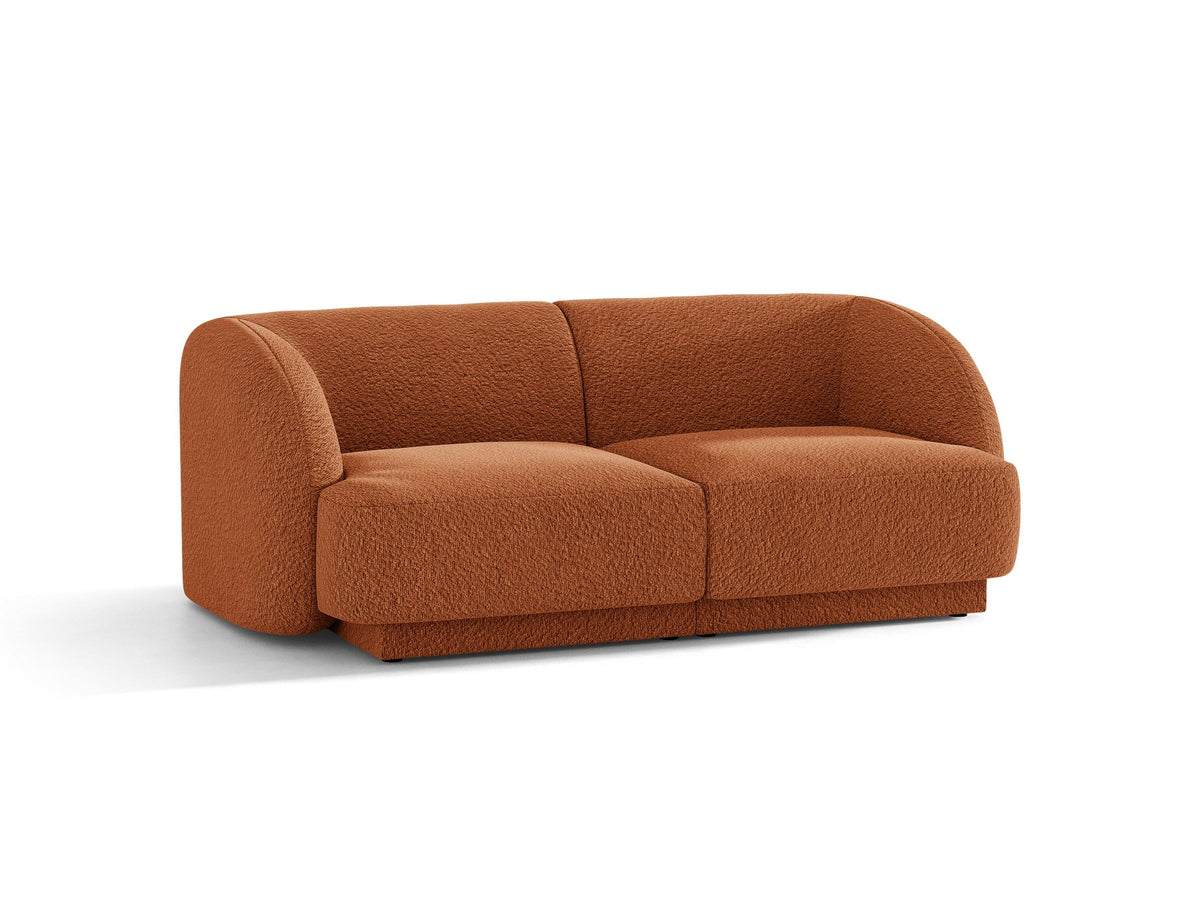 Dunkelbeiges 2er Sofa Miley von Micadoni mit Bluvel-Stoffbezug, schwarzen Kunststoffbeinen und flacher Rückenlehne, freigestellt fotografiert.