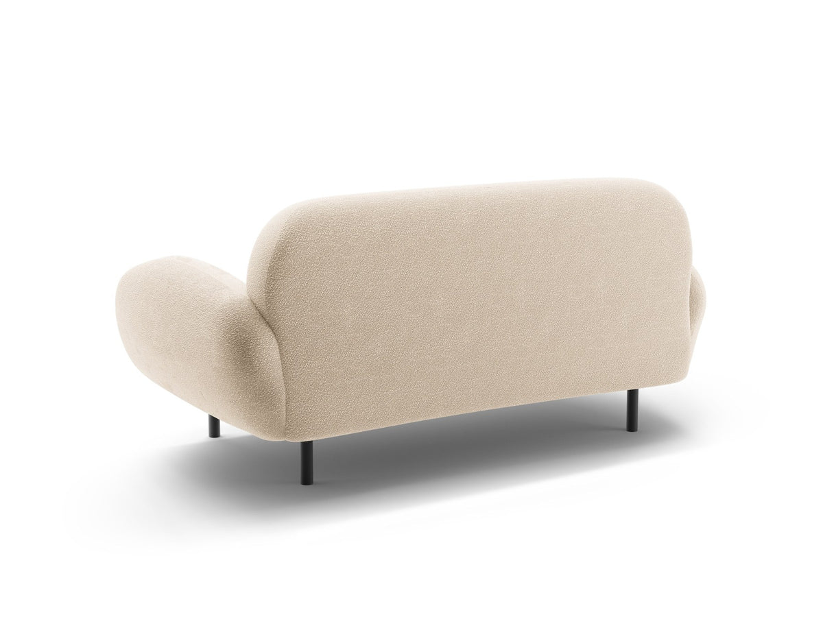 Weisses 2er Sofa Poppy von Micadoni mit runder Silhouette, Bouclé-Stoff-Bezug und schwarzen Metallbeinen auf hellem Hintergrund.