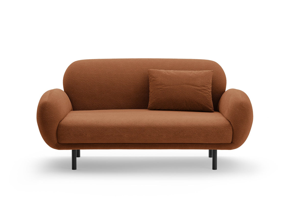 Weisses 2er Sofa Poppy von Micadoni mit runder Silhouette, Bouclé-Stoff-Bezug und schwarzen Metallbeinen auf hellem Hintergrund.