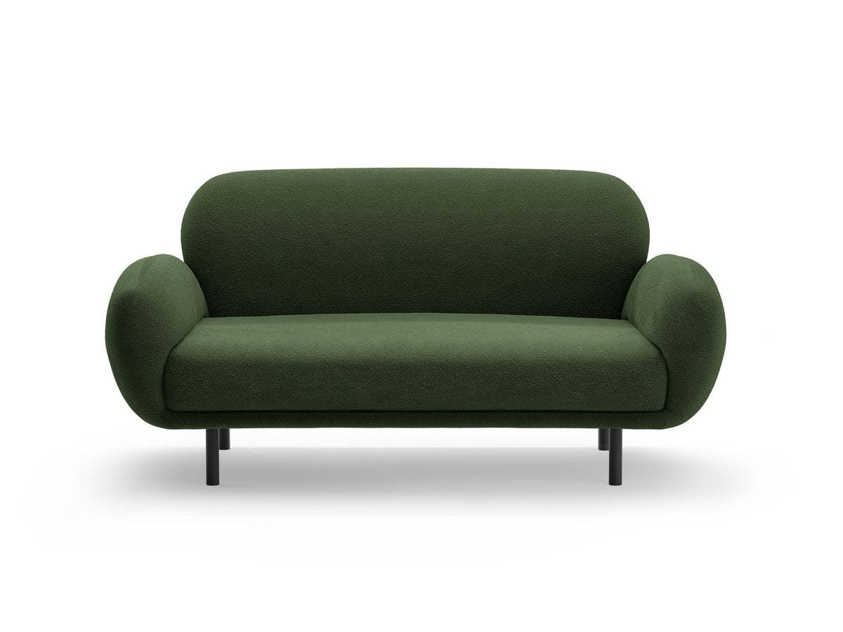Weisses 2er Sofa Poppy von Micadoni mit runder Silhouette, Bouclé-Stoff-Bezug und schwarzen Metallbeinen auf hellem Hintergrund.