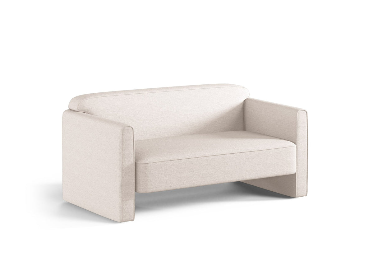 Beiges 2er Sofa Abby von Micadoni mit gepolsterter Sitzfläche, niedrigen schwarzen Kunststoffbeinen und schlichtem, abgerundetem Design.