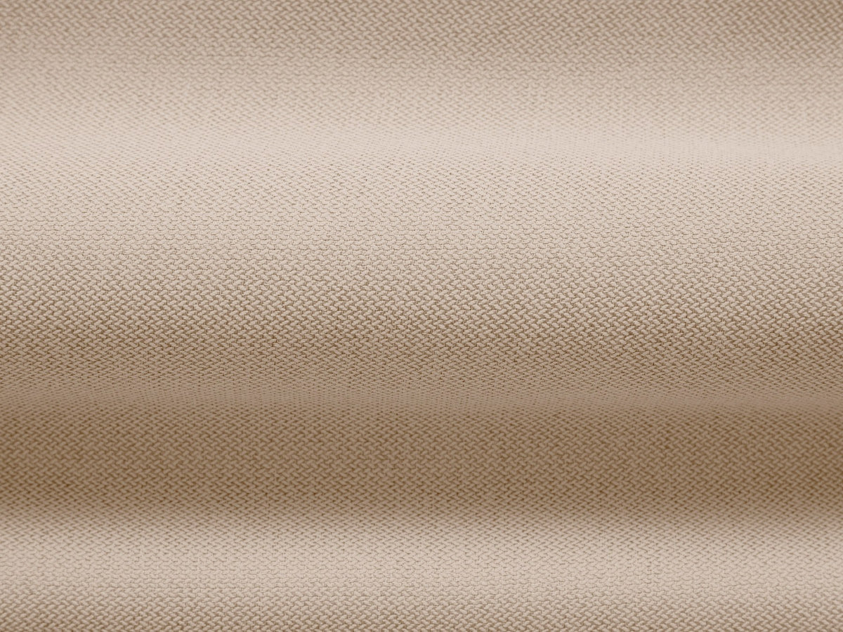 Beiges 2er Sofa Abby von Micadoni mit gepolsterter Sitzfläche, niedrigen schwarzen Kunststoffbeinen und schlichtem, abgerundetem Design.