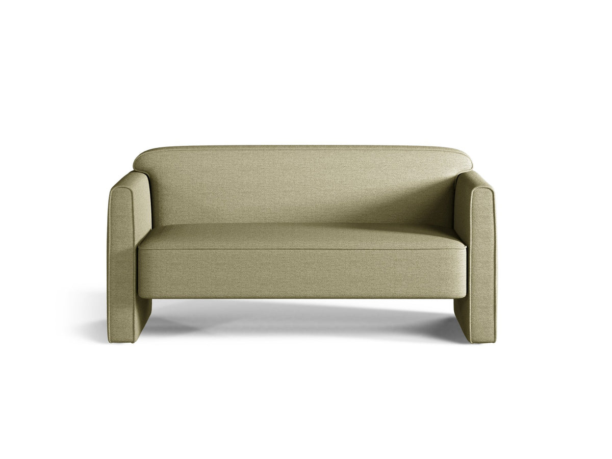 Beiges 2er Sofa Abby von Micadoni mit gepolsterter Sitzfläche, niedrigen schwarzen Kunststoffbeinen und schlichtem, abgerundetem Design.