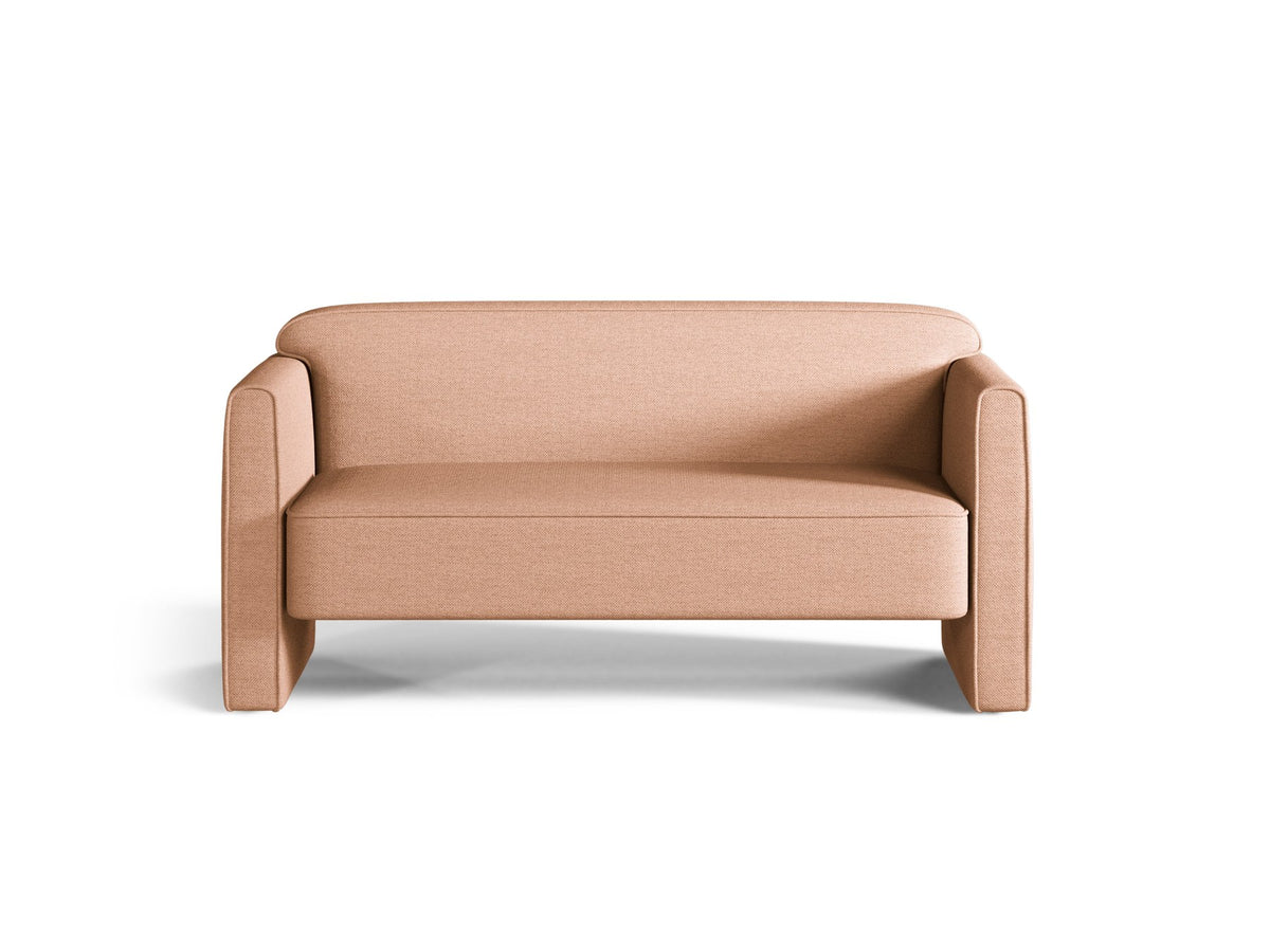 Beiges 2er Sofa Abby von Micadoni mit gepolsterter Sitzfläche, niedrigen schwarzen Kunststoffbeinen und schlichtem, abgerundetem Design.
