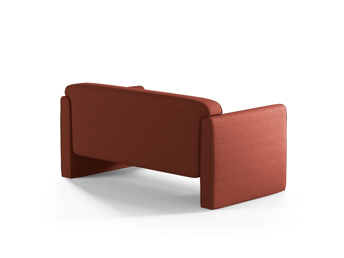 Beiges 2er Sofa Abby von Micadoni mit gepolsterter Sitzfläche, niedrigen schwarzen Kunststoffbeinen und schlichtem, abgerundetem Design.
