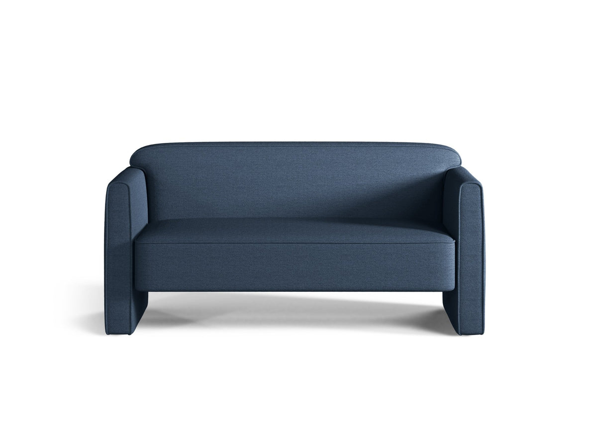 Beiges 2er Sofa Abby von Micadoni mit gepolsterter Sitzfläche, niedrigen schwarzen Kunststoffbeinen und schlichtem, abgerundetem Design.