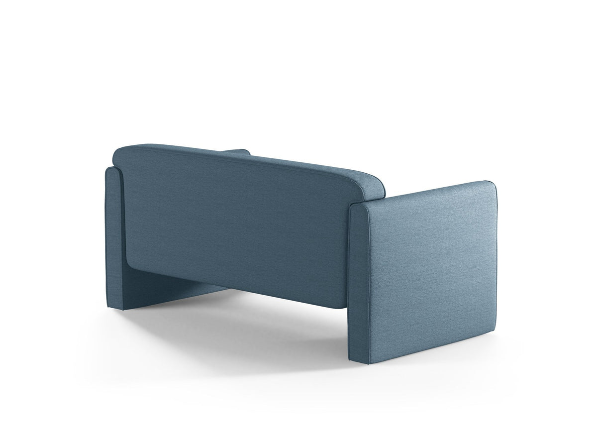 Beiges 2er Sofa Abby von Micadoni mit gepolsterter Sitzfläche, niedrigen schwarzen Kunststoffbeinen und schlichtem, abgerundetem Design.