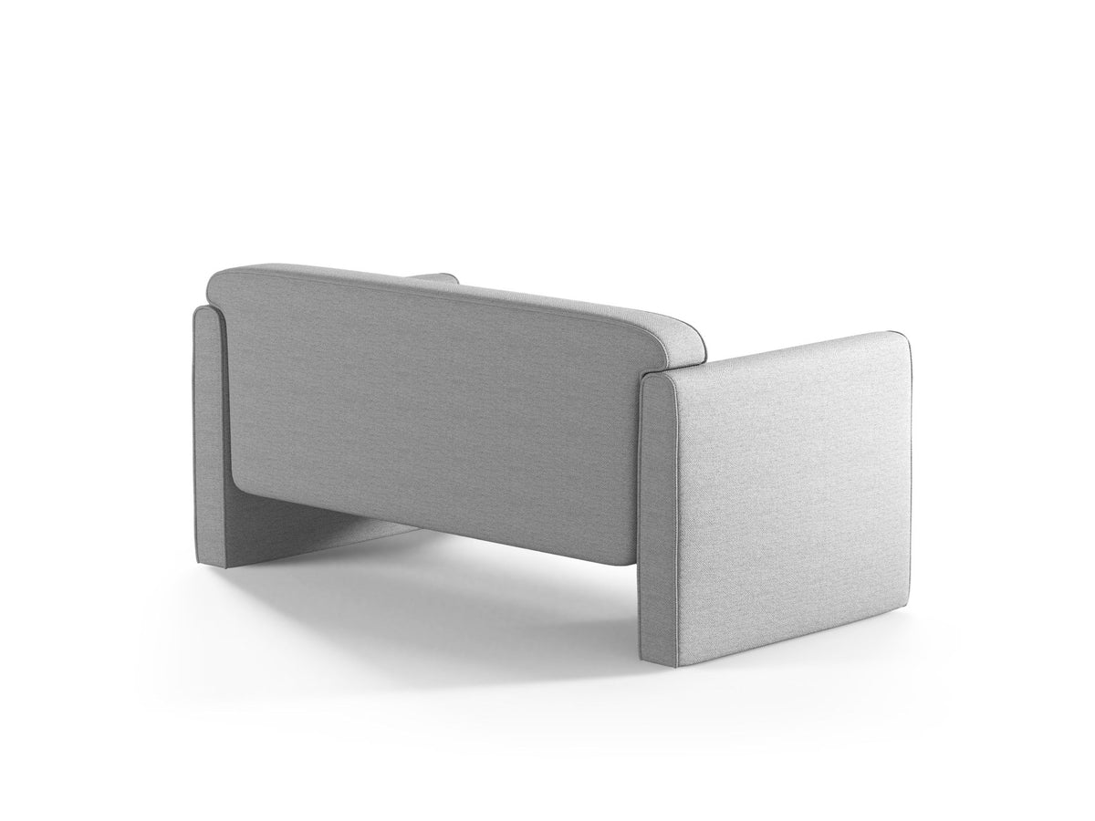 Beiges 2er Sofa Abby von Micadoni mit gepolsterter Sitzfläche, niedrigen schwarzen Kunststoffbeinen und schlichtem, abgerundetem Design.