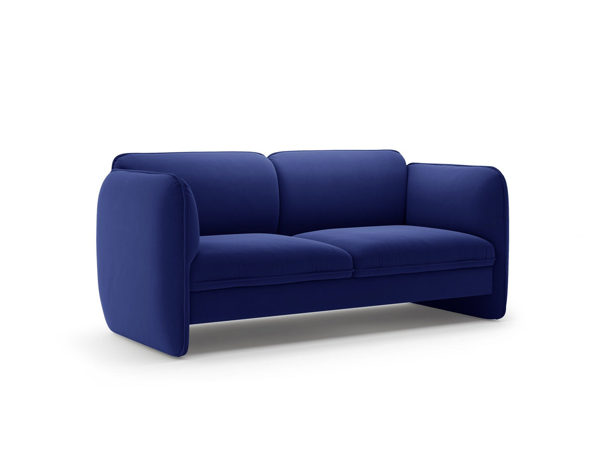 Zweisitzer-Sofa Georgia von Micadoni in Kobalt mit samtigem Bezug, gepolsterten Armlehnen und schwarzen Kunststoffbeinen, Frontalansicht.