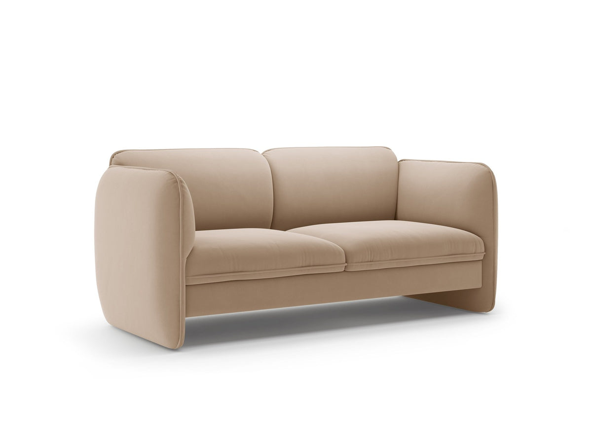 Zweisitzer-Sofa Georgia von Micadoni in Kobalt mit samtigem Bezug, gepolsterten Armlehnen und schwarzen Kunststoffbeinen, Frontalansicht.