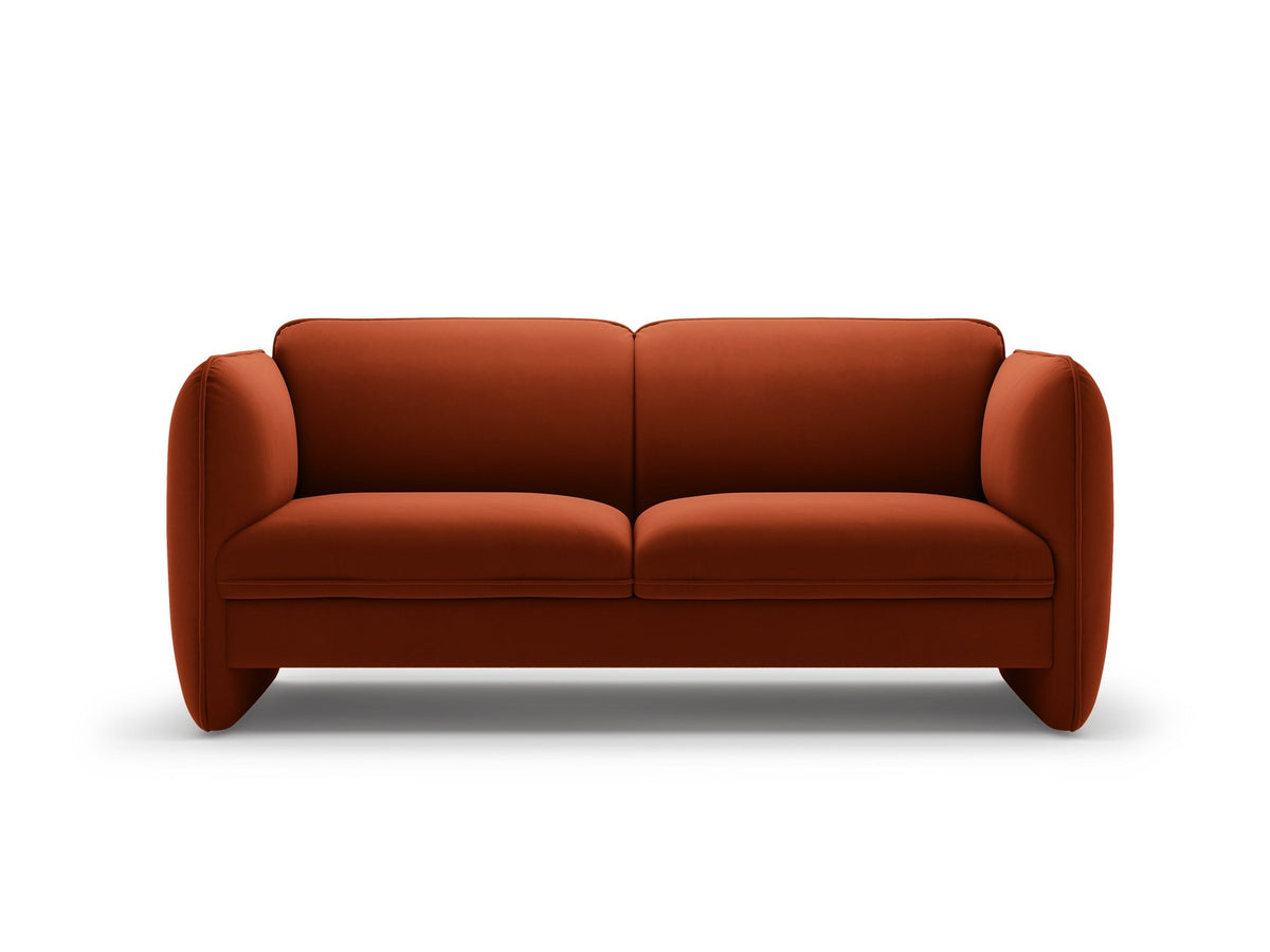 Zweisitzer-Sofa Georgia von Micadoni in Kobalt mit samtigem Bezug, gepolsterten Armlehnen und schwarzen Kunststoffbeinen, Frontalansicht.