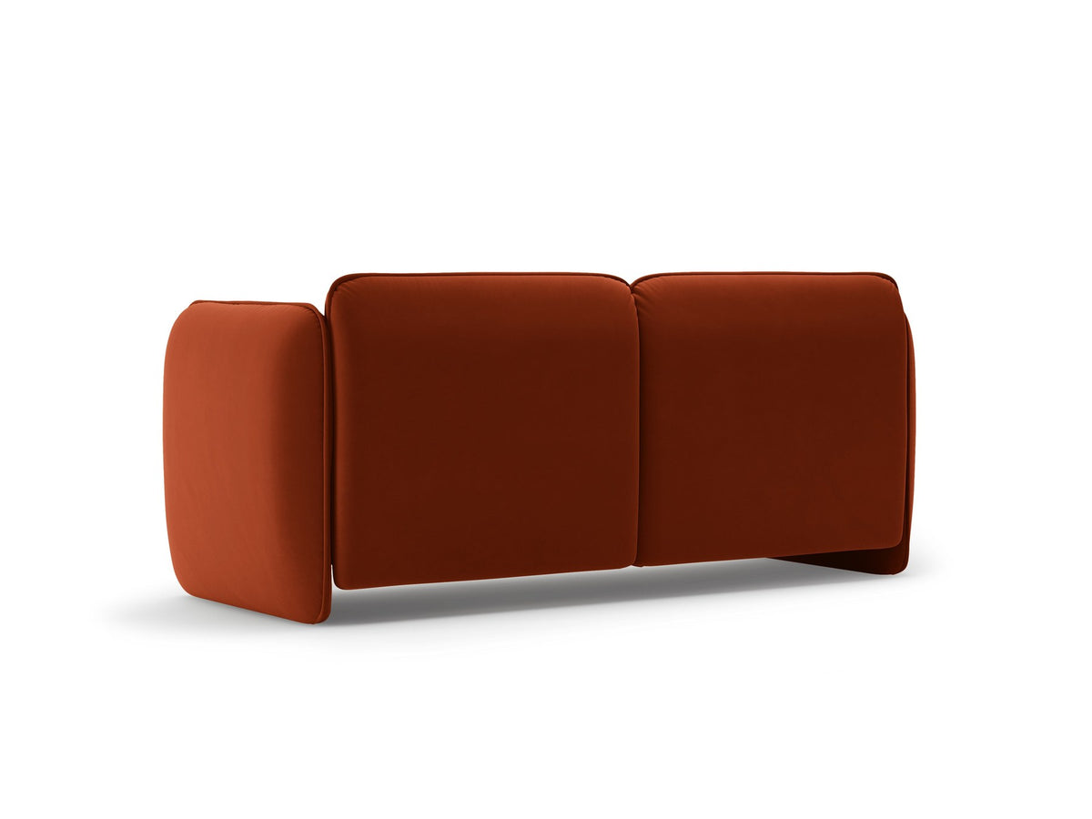 Zweisitzer-Sofa Georgia von Micadoni in Kobalt mit samtigem Bezug, gepolsterten Armlehnen und schwarzen Kunststoffbeinen, Frontalansicht.