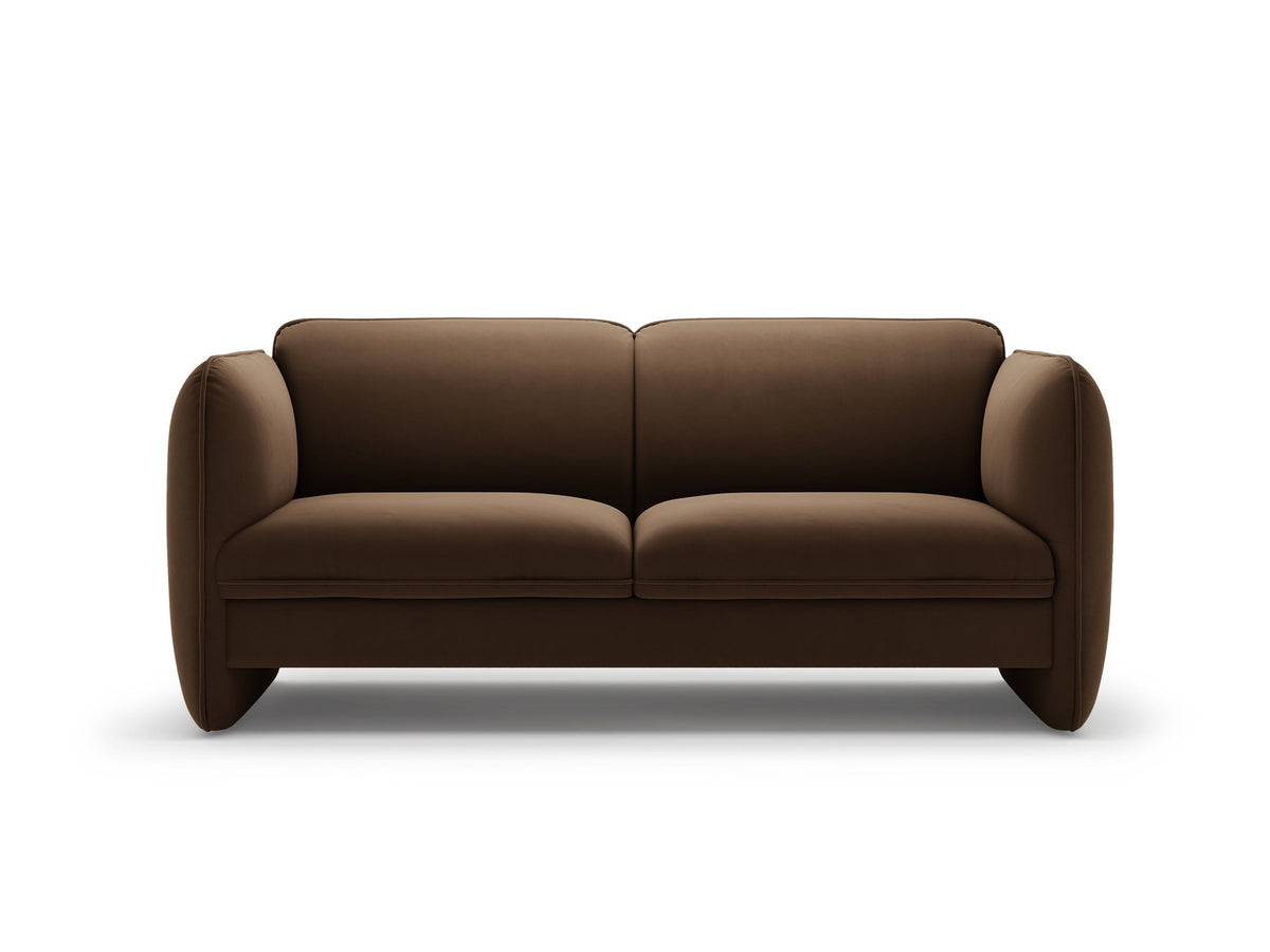 Zweisitzer-Sofa Georgia von Micadoni in Kobalt mit samtigem Bezug, gepolsterten Armlehnen und schwarzen Kunststoffbeinen, Frontalansicht.