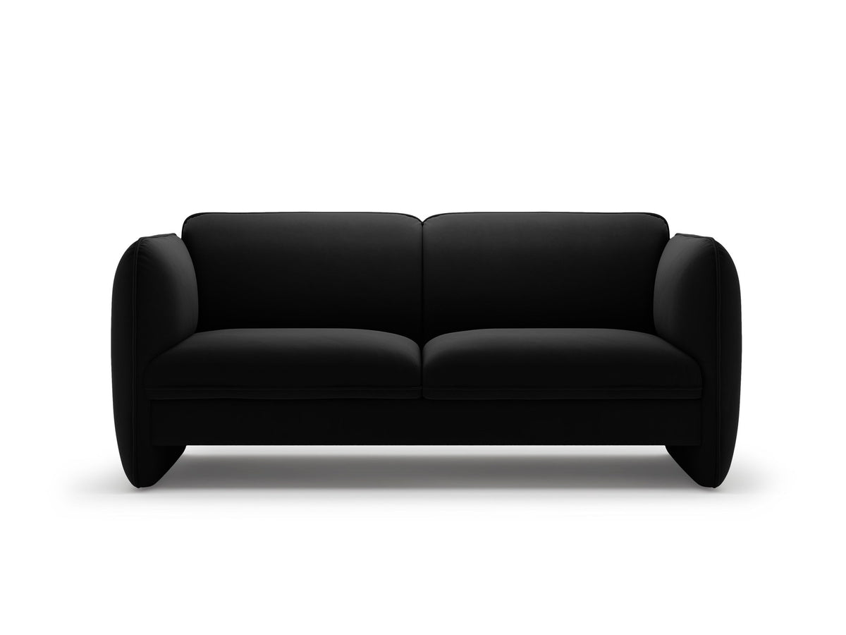 Zweisitzer-Sofa Georgia von Micadoni in Kobalt mit samtigem Bezug, gepolsterten Armlehnen und schwarzen Kunststoffbeinen, Frontalansicht.