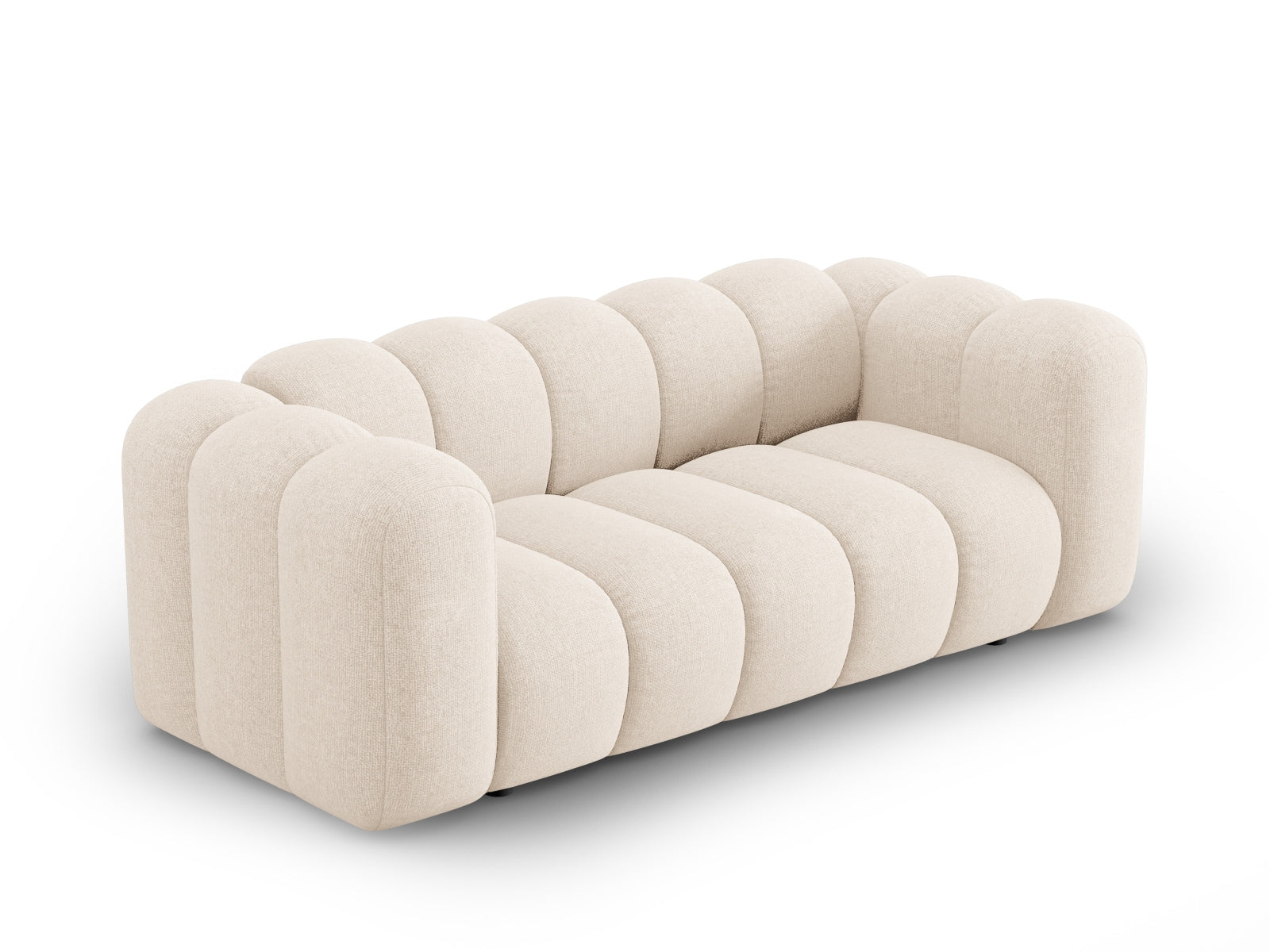 Erleben Sie das Lupine Sofa 2 Sitzer von Micadoni – ein stilvolles, komfortables Möbelstück, das jedem Raum Eleganz verleiht.