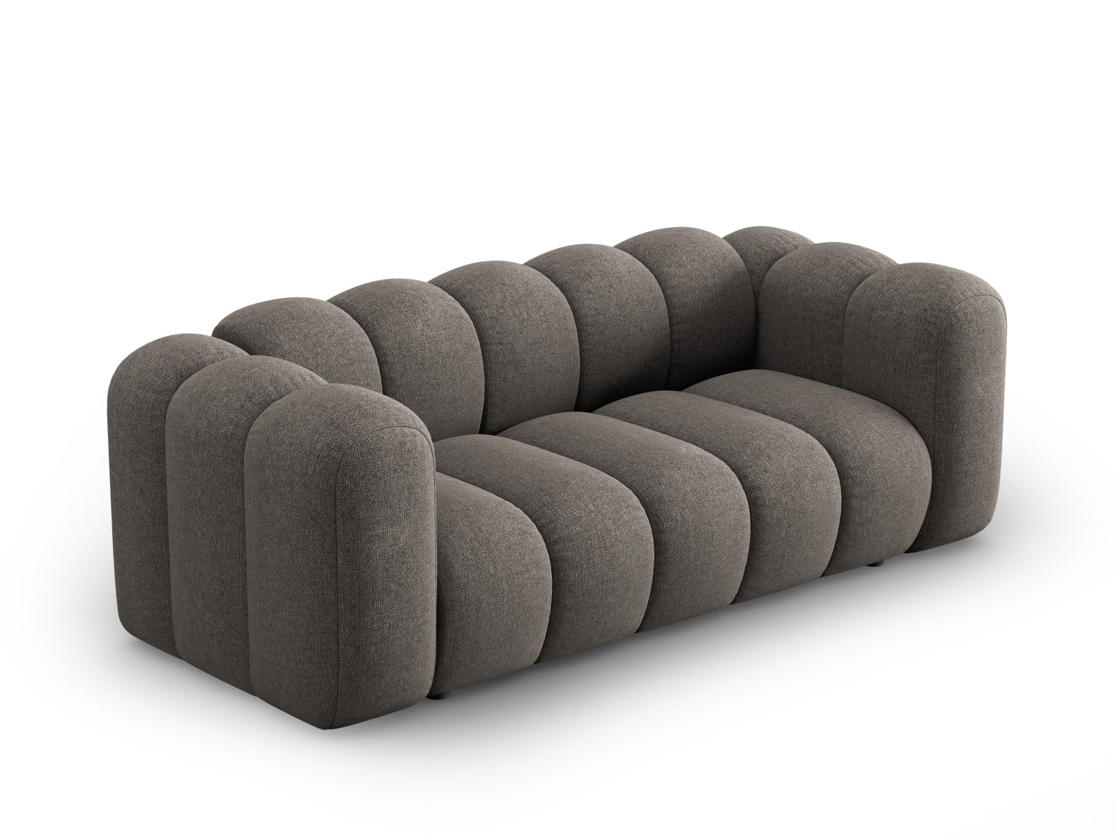 Erleben Sie das Lupine Sofa 2 Sitzer von Micadoni – ein stilvolles, komfortables Möbelstück, das jedem Raum Eleganz verleiht.