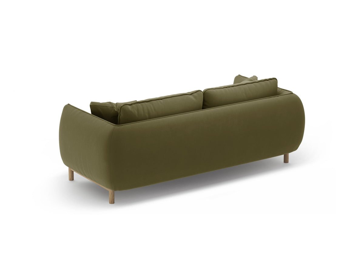 Ada 2er Sofa von Micadoni in Mandel beige mit gepolstertem Velours-Bezug, geschwungener Rückenlehne und sichtbaren Buchenholzbeinen.