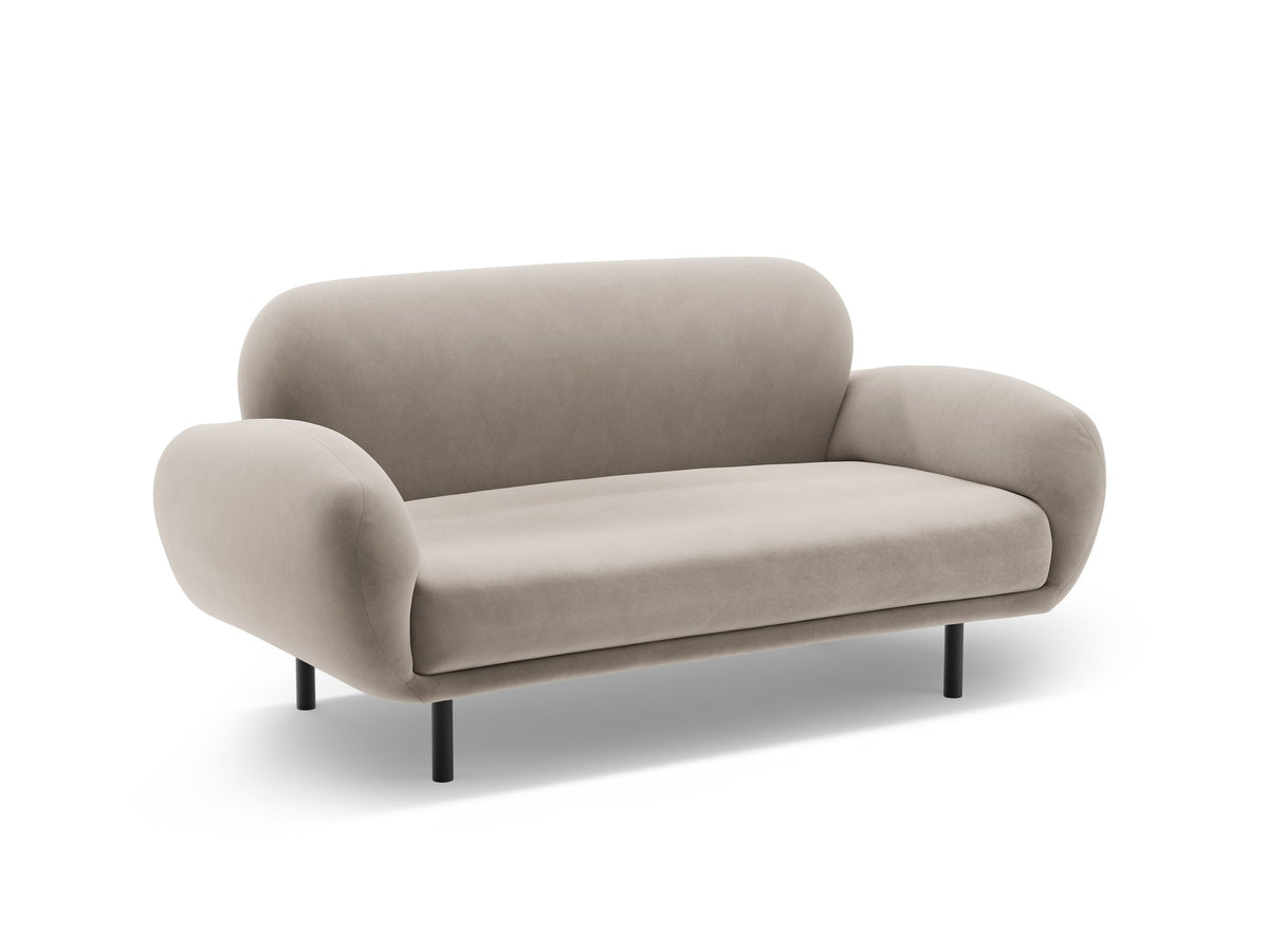 Weisses 2er Sofa Poppy von Micadoni mit runder Silhouette, Bouclé-Stoff-Bezug und schwarzen Metallbeinen auf hellem Hintergrund.