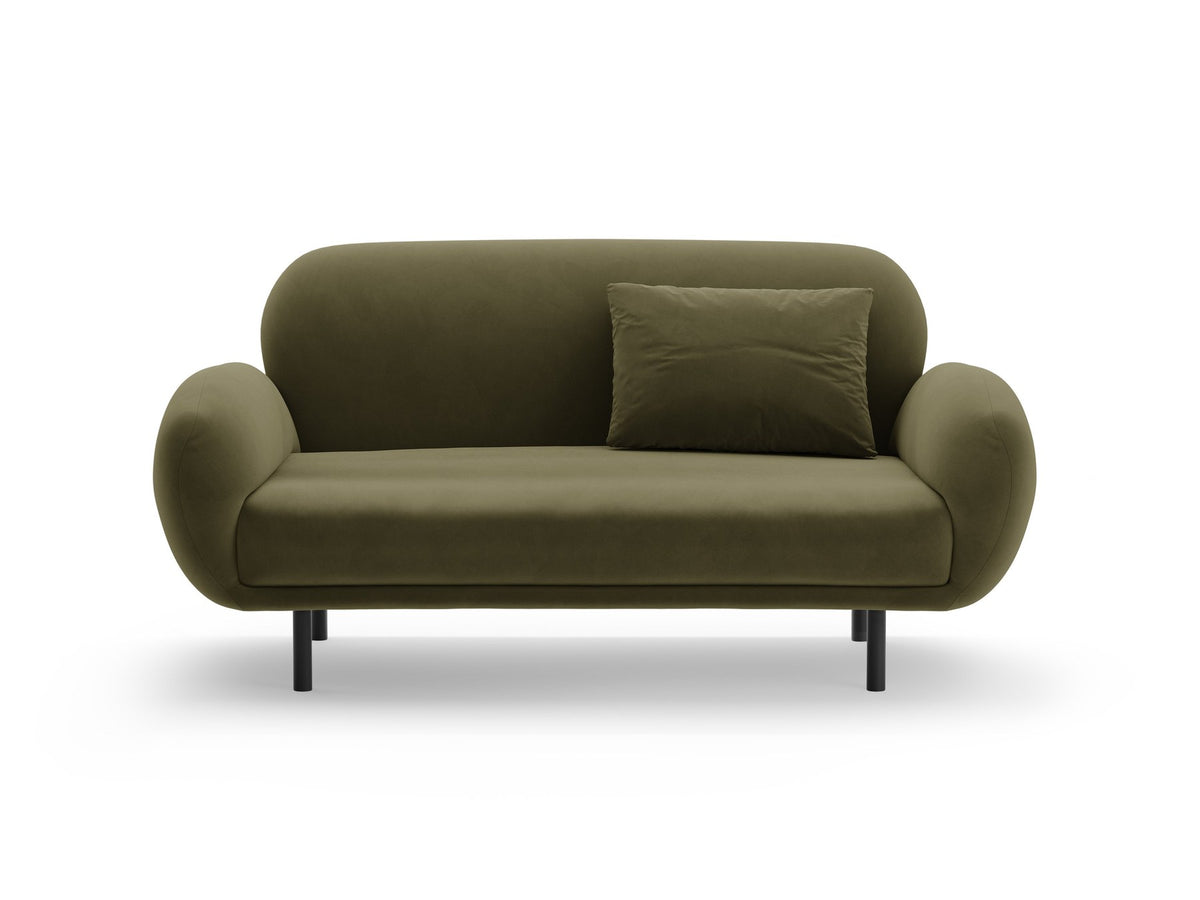 Weisses 2er Sofa Poppy von Micadoni mit runder Silhouette, Bouclé-Stoff-Bezug und schwarzen Metallbeinen auf hellem Hintergrund.