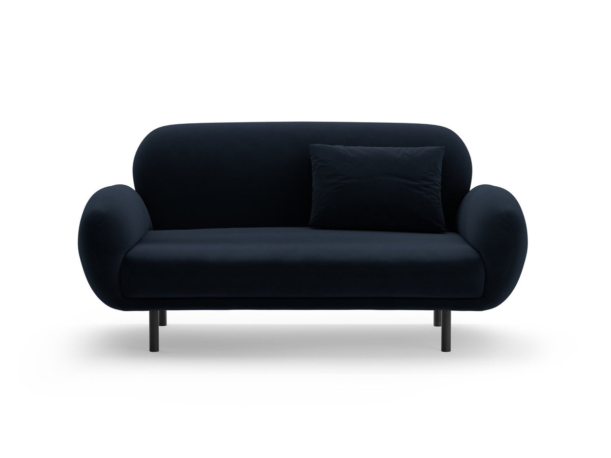 Weisses 2er Sofa Poppy von Micadoni mit runder Silhouette, Bouclé-Stoff-Bezug und schwarzen Metallbeinen auf hellem Hintergrund.