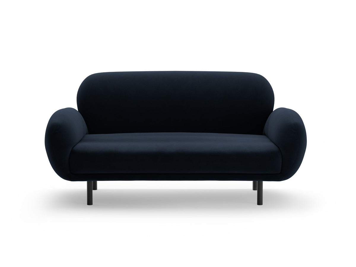 Weisses 2er Sofa Poppy von Micadoni mit runder Silhouette, Bouclé-Stoff-Bezug und schwarzen Metallbeinen auf hellem Hintergrund.
