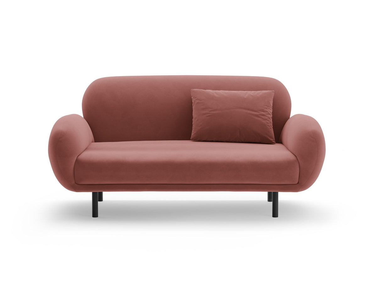 Weisses 2er Sofa Poppy von Micadoni mit runder Silhouette, Bouclé-Stoff-Bezug und schwarzen Metallbeinen auf hellem Hintergrund.