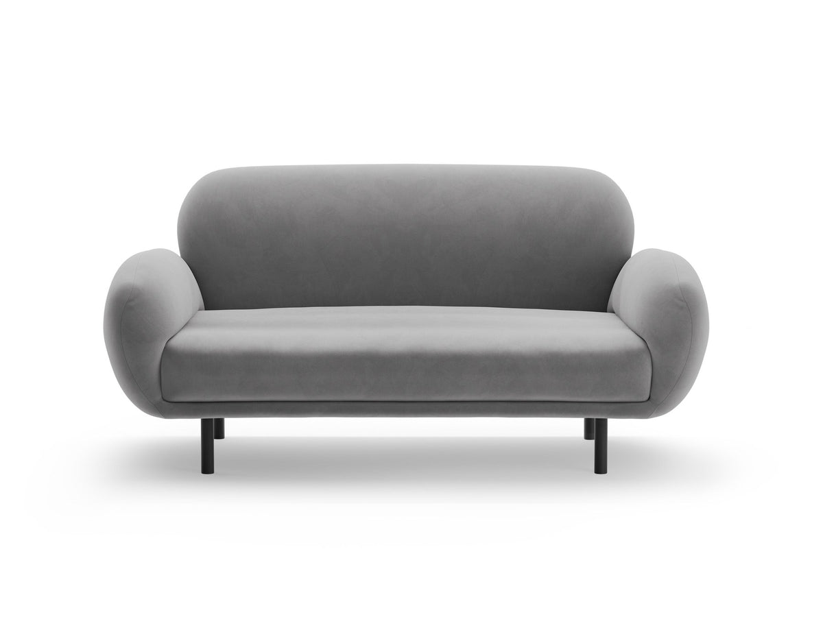 Weisses 2er Sofa Poppy von Micadoni mit runder Silhouette, Bouclé-Stoff-Bezug und schwarzen Metallbeinen auf hellem Hintergrund.