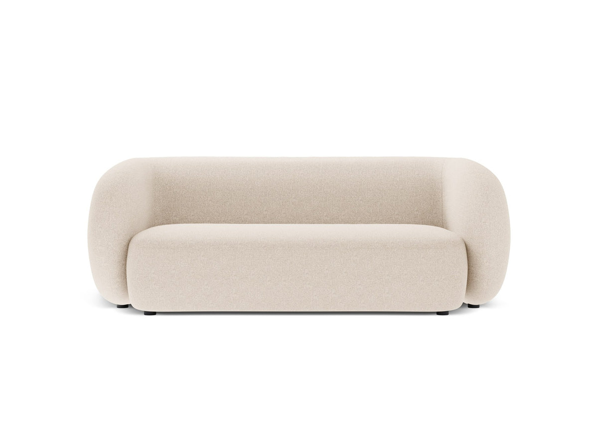 Weisses 4er Sofa Kate von Micadoni mit strukturiertem Bouclé-Stoff, schwarzen Kunststoffbeinen und breiter Sitzfläche.