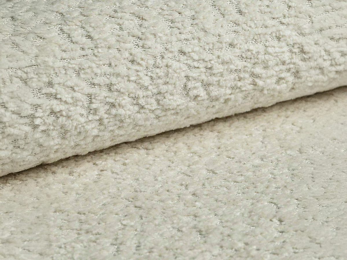 Beiges 2er Sofa Abby von Micadoni mit gepolsterter Sitzfläche, niedrigen schwarzen Kunststoffbeinen und schlichtem, abgerundetem Design.