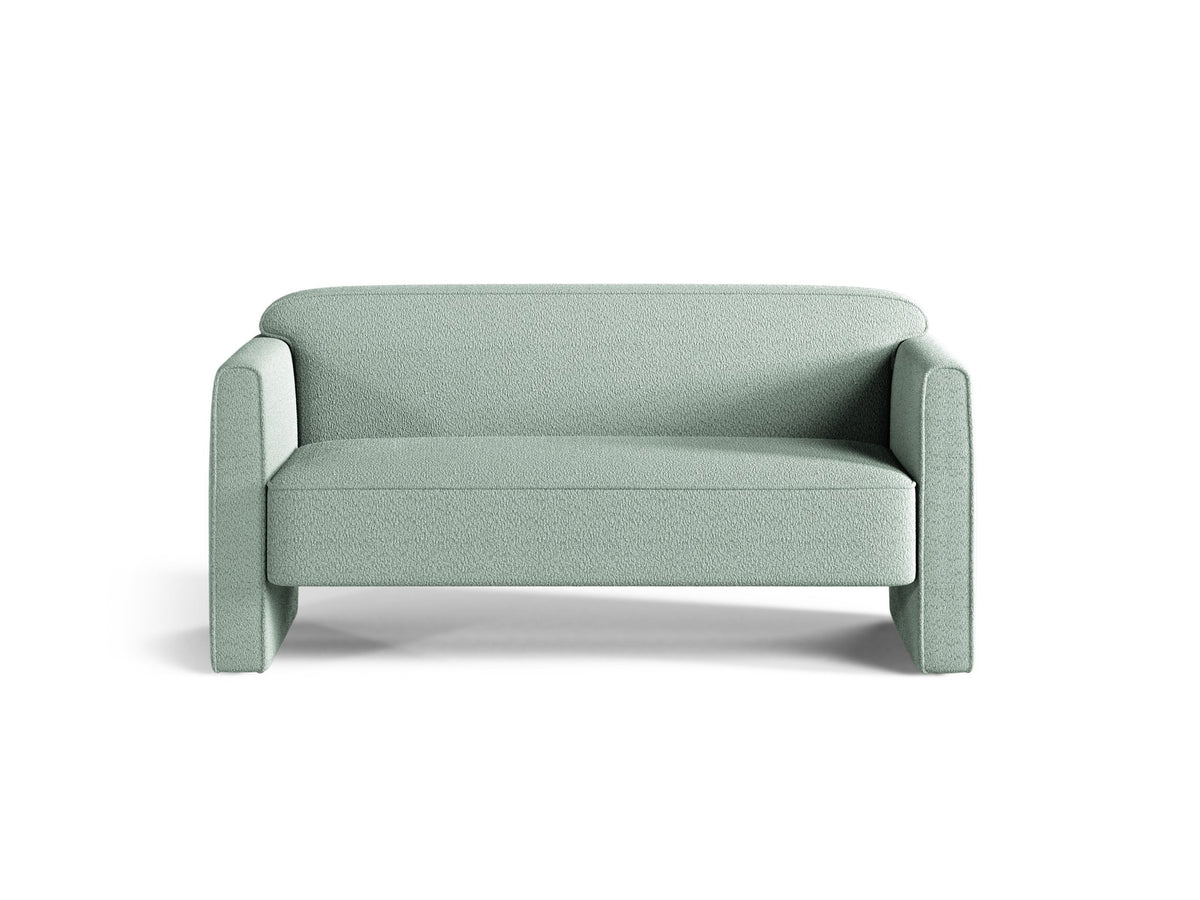 Beiges 2er Sofa Abby von Micadoni mit gepolsterter Sitzfläche, niedrigen schwarzen Kunststoffbeinen und schlichtem, abgerundetem Design.