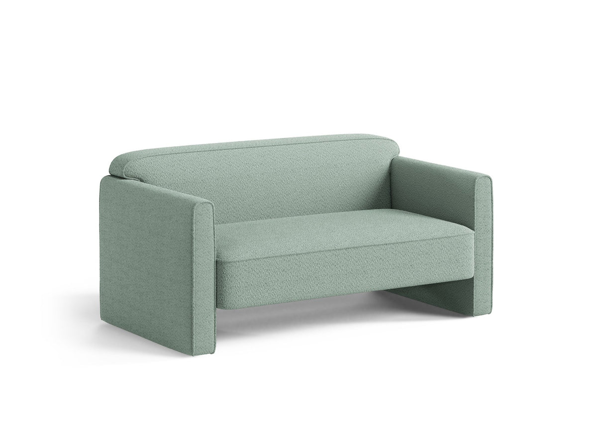 Beiges 2er Sofa Abby von Micadoni mit gepolsterter Sitzfläche, niedrigen schwarzen Kunststoffbeinen und schlichtem, abgerundetem Design.