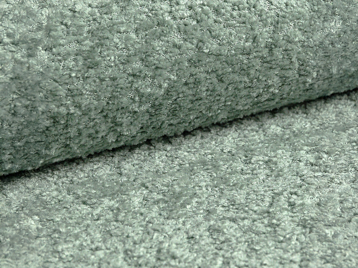 Beiges 2er Sofa Abby von Micadoni mit gepolsterter Sitzfläche, niedrigen schwarzen Kunststoffbeinen und schlichtem, abgerundetem Design.