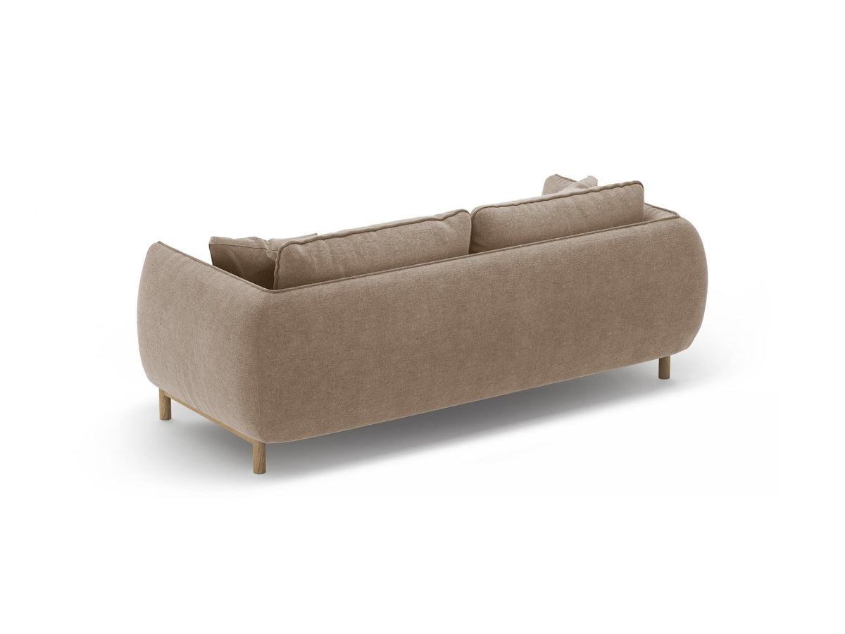 Ada 2er Sofa von Micadoni in Mandel beige mit gepolstertem Velours-Bezug, geschwungener Rückenlehne und sichtbaren Buchenholzbeinen.