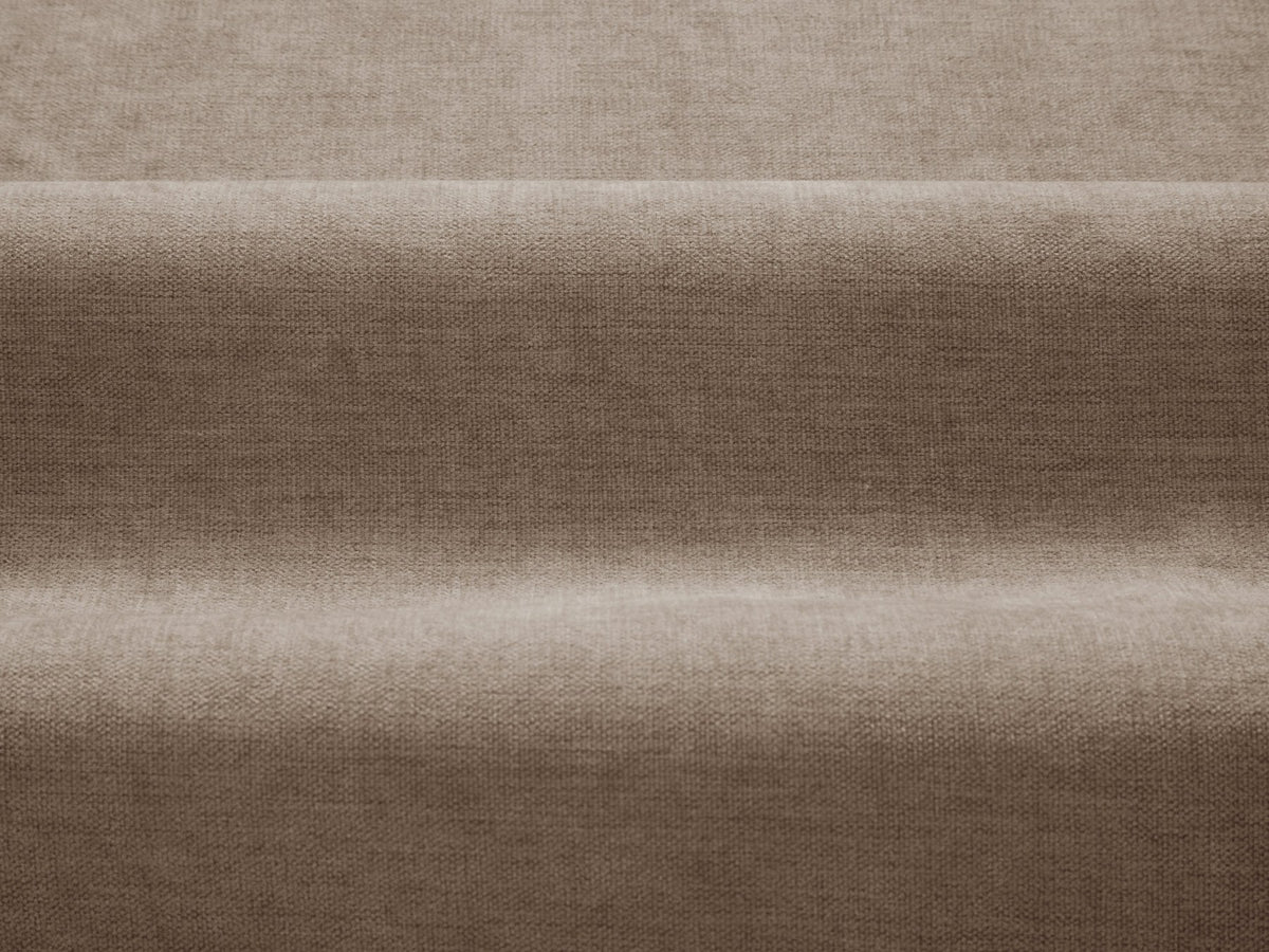 Ada 2er Sofa von Micadoni in Mandel beige mit gepolstertem Velours-Bezug, geschwungener Rückenlehne und sichtbaren Buchenholzbeinen.