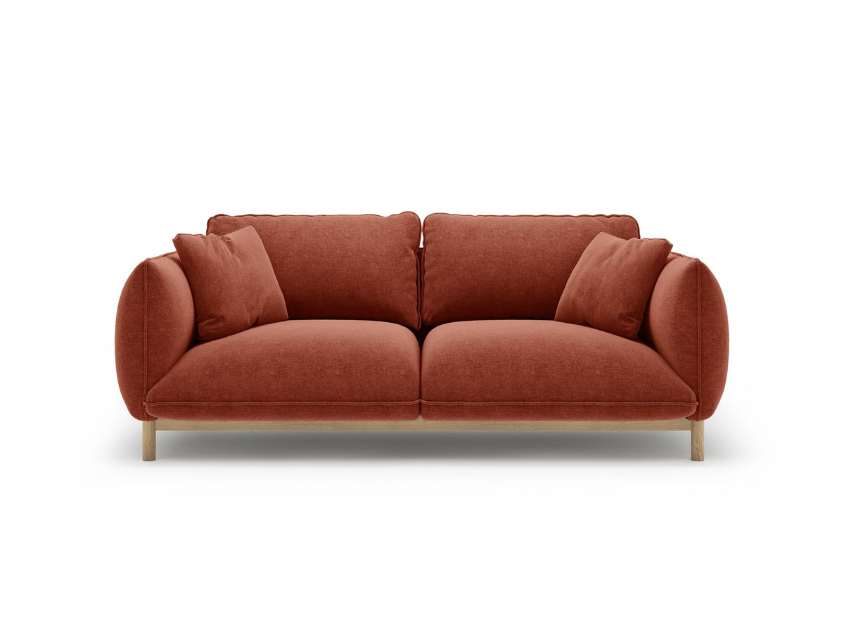 Ada 2er Sofa von Micadoni in Mandel beige mit gepolstertem Velours-Bezug, geschwungener Rückenlehne und sichtbaren Buchenholzbeinen.
