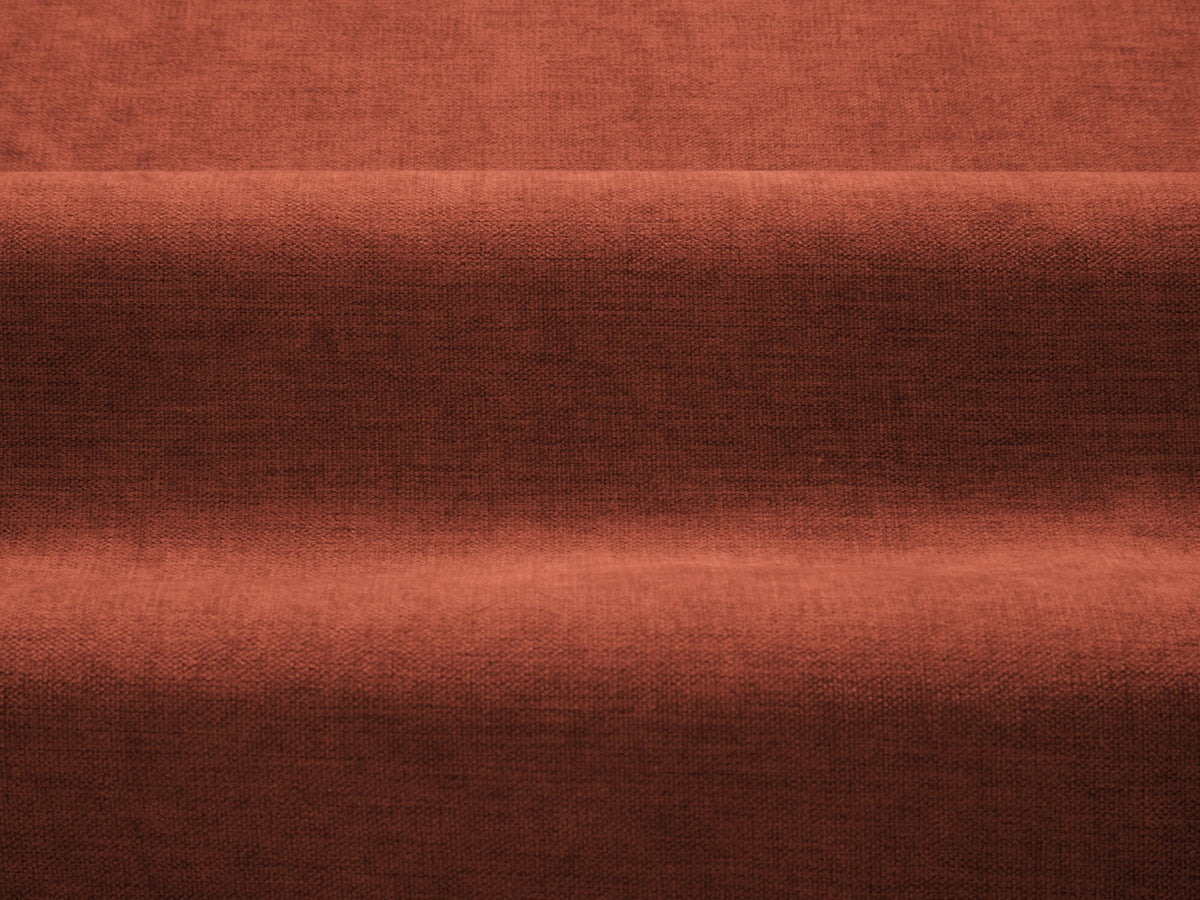 Ada 2er Sofa von Micadoni in Mandel beige mit gepolstertem Velours-Bezug, geschwungener Rückenlehne und sichtbaren Buchenholzbeinen.