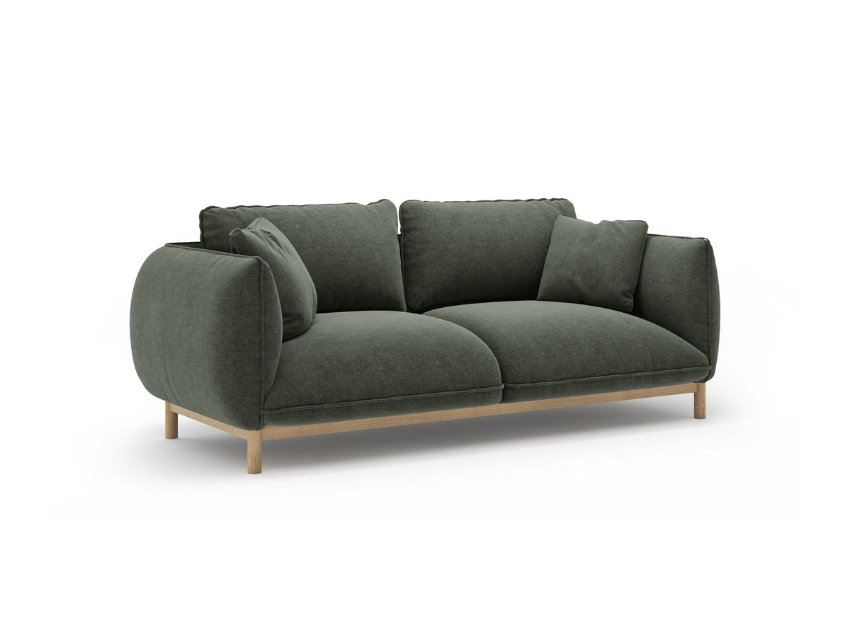 Ada 2er Sofa von Micadoni in Mandel beige mit gepolstertem Velours-Bezug, geschwungener Rückenlehne und sichtbaren Buchenholzbeinen.
