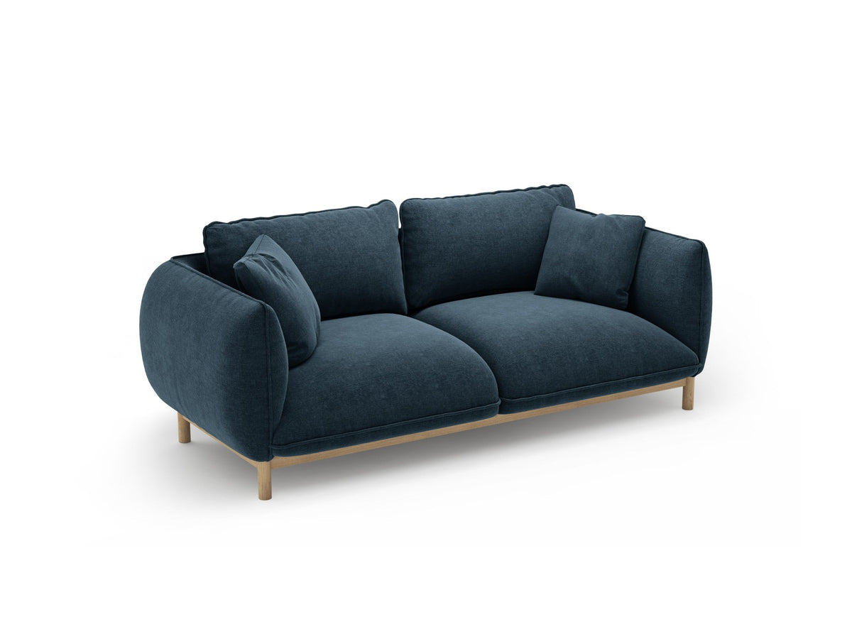 Ada 2er Sofa von Micadoni in Mandel beige mit gepolstertem Velours-Bezug, geschwungener Rückenlehne und sichtbaren Buchenholzbeinen.