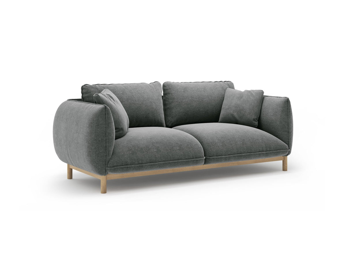 Ada 2er Sofa von Micadoni in Mandel beige mit gepolstertem Velours-Bezug, geschwungener Rückenlehne und sichtbaren Buchenholzbeinen.