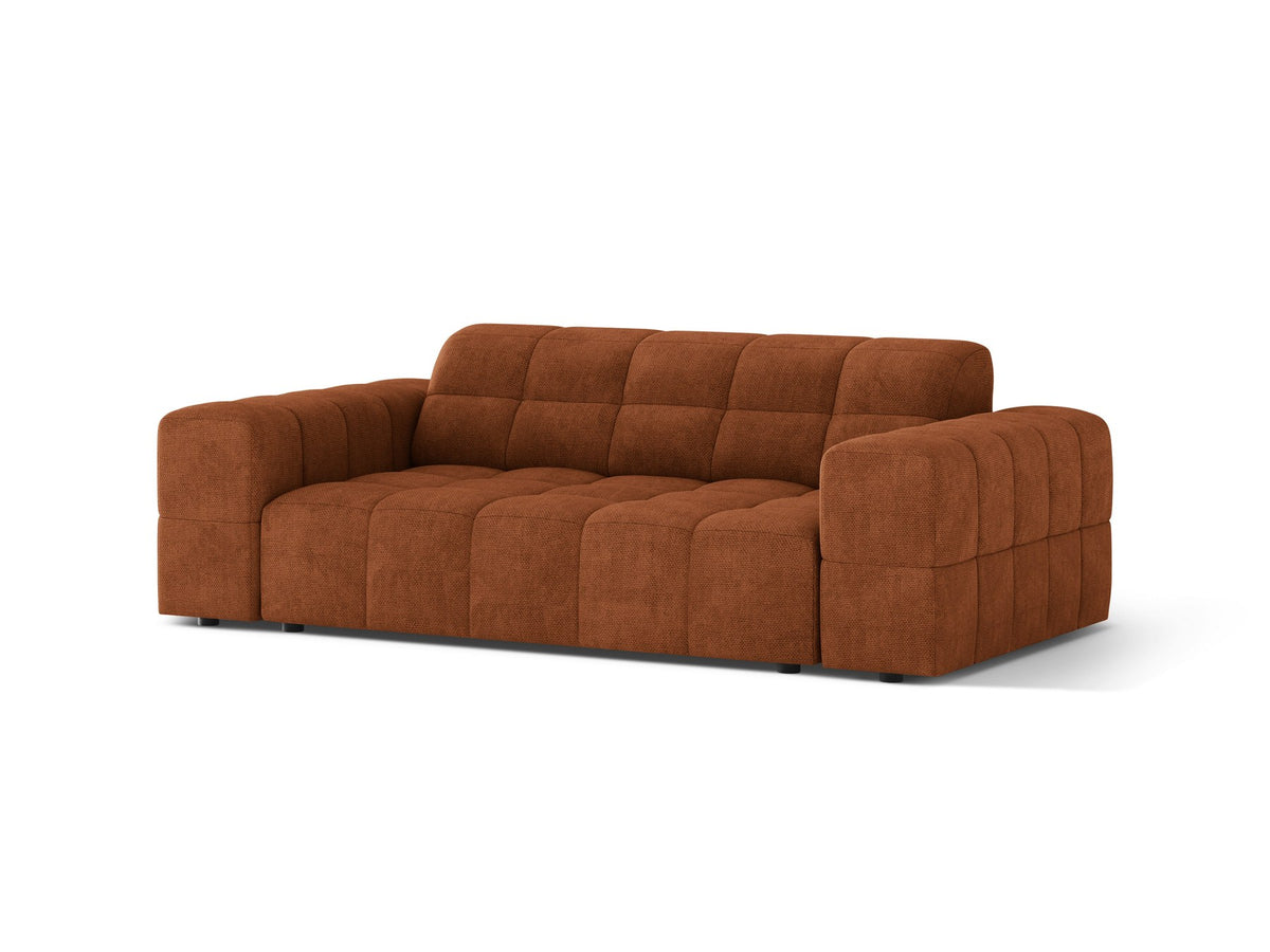 Beiges 2er Sofa Jennifer von Micadoni mit Chenille-Bezug, schwarzen Kunststoffbeinen und gepolsterter Rückenlehne auf hellem Hintergrund fotografiert.