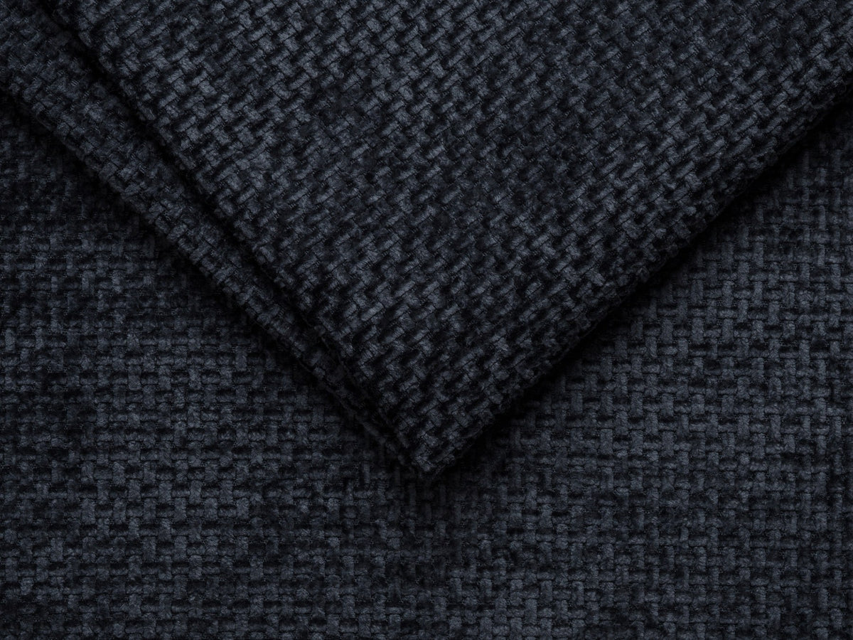 Beiges 2er Sofa Jennifer von Micadoni mit Chenille-Bezug, schwarzen Kunststoffbeinen und gepolsterter Rückenlehne auf hellem Hintergrund fotografiert.