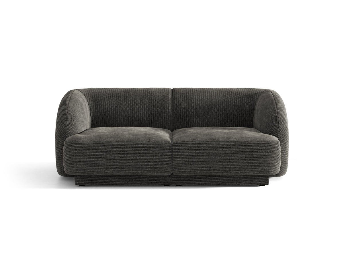 Dunkelbeiges 2er Sofa Miley von Micadoni mit Bluvel-Stoffbezug, schwarzen Kunststoffbeinen und flacher Rückenlehne, freigestellt fotografiert.