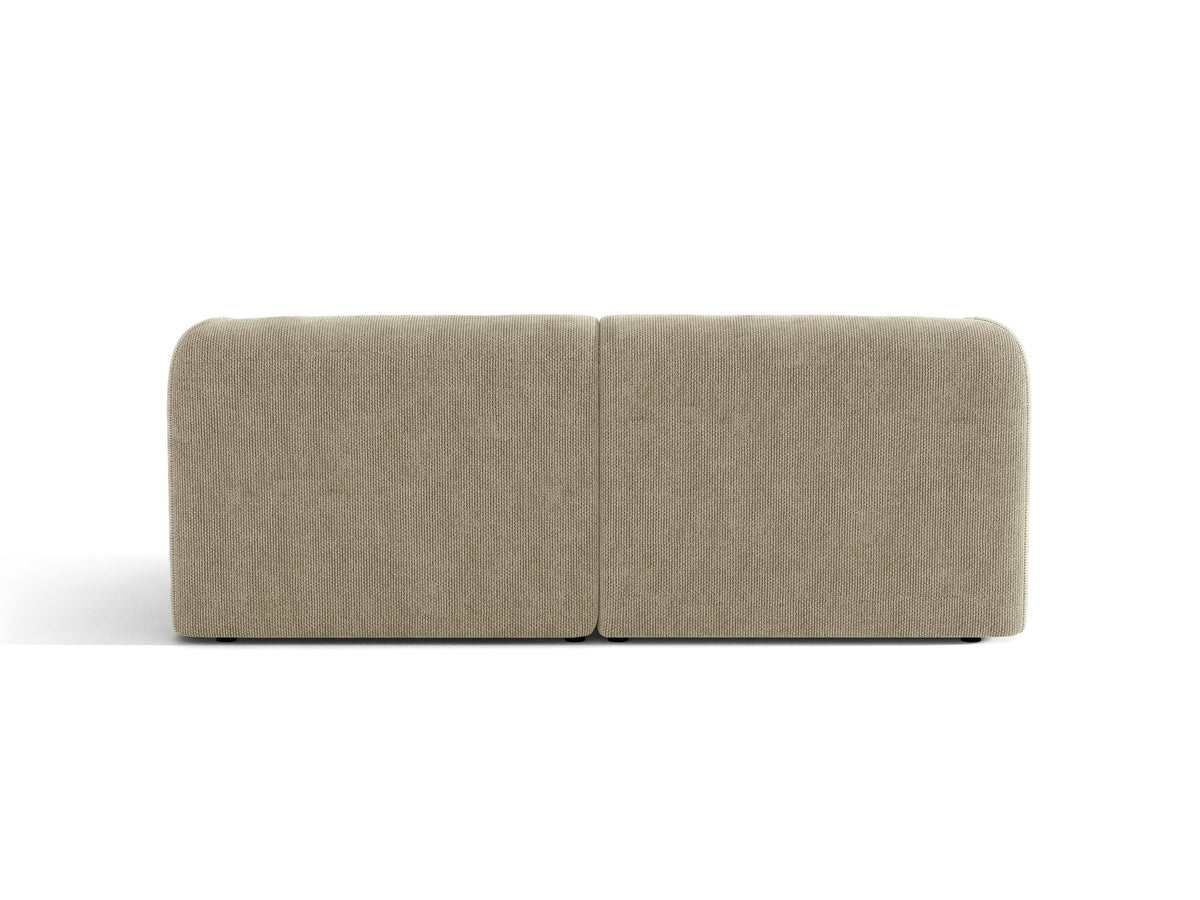 Dunkelbeiges 2er Sofa Miley von Micadoni mit Bluvel-Stoffbezug, schwarzen Kunststoffbeinen und flacher Rückenlehne, freigestellt fotografiert.