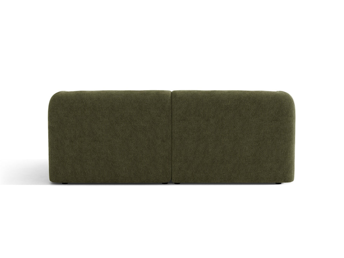Dunkelbeiges 2er Sofa Miley von Micadoni mit Bluvel-Stoffbezug, schwarzen Kunststoffbeinen und flacher Rückenlehne, freigestellt fotografiert.